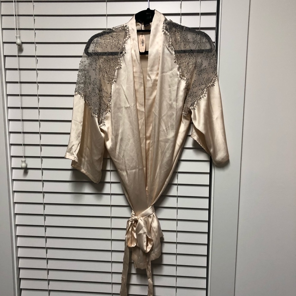 NWT Victoria’s Secret Satin Lace XS/S Kimono Robe